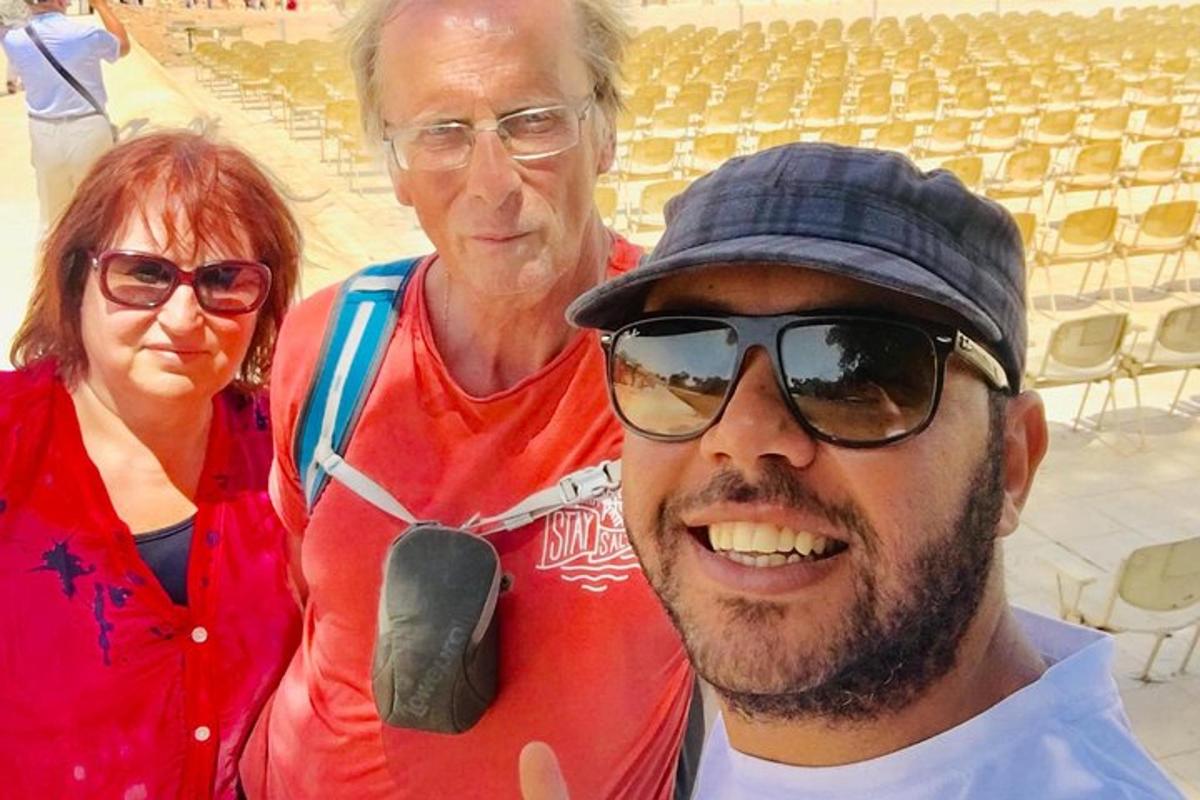 seorang lelaki dan seorang wanita berdiri di dalam stadium