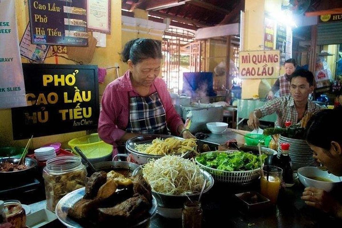女性がレストランで料理を準備している