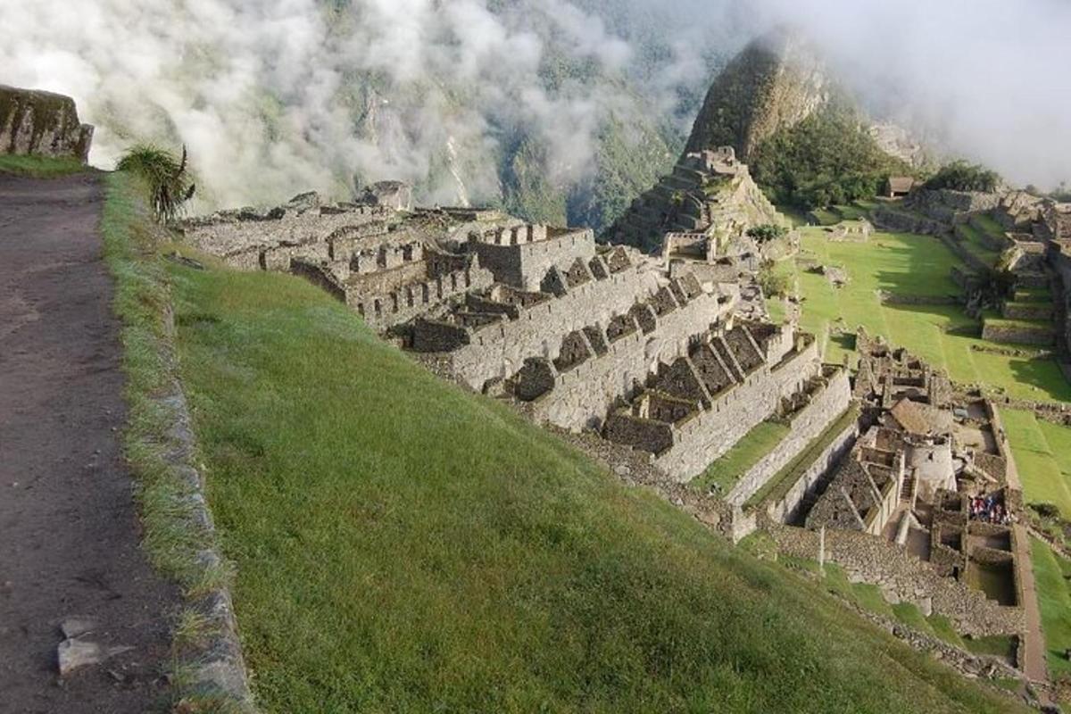un antiguo anfiteatro en la ladera de una montaña