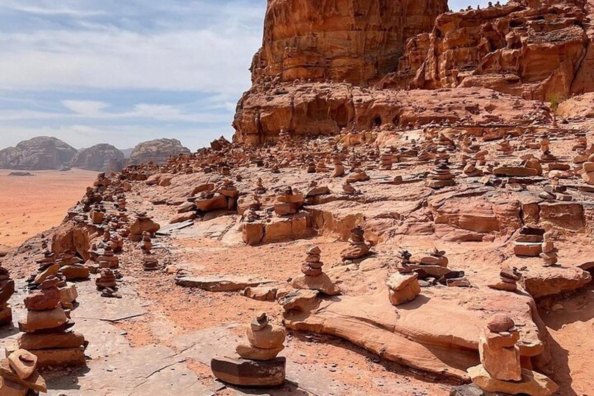 un desert amb algunes roques al desert