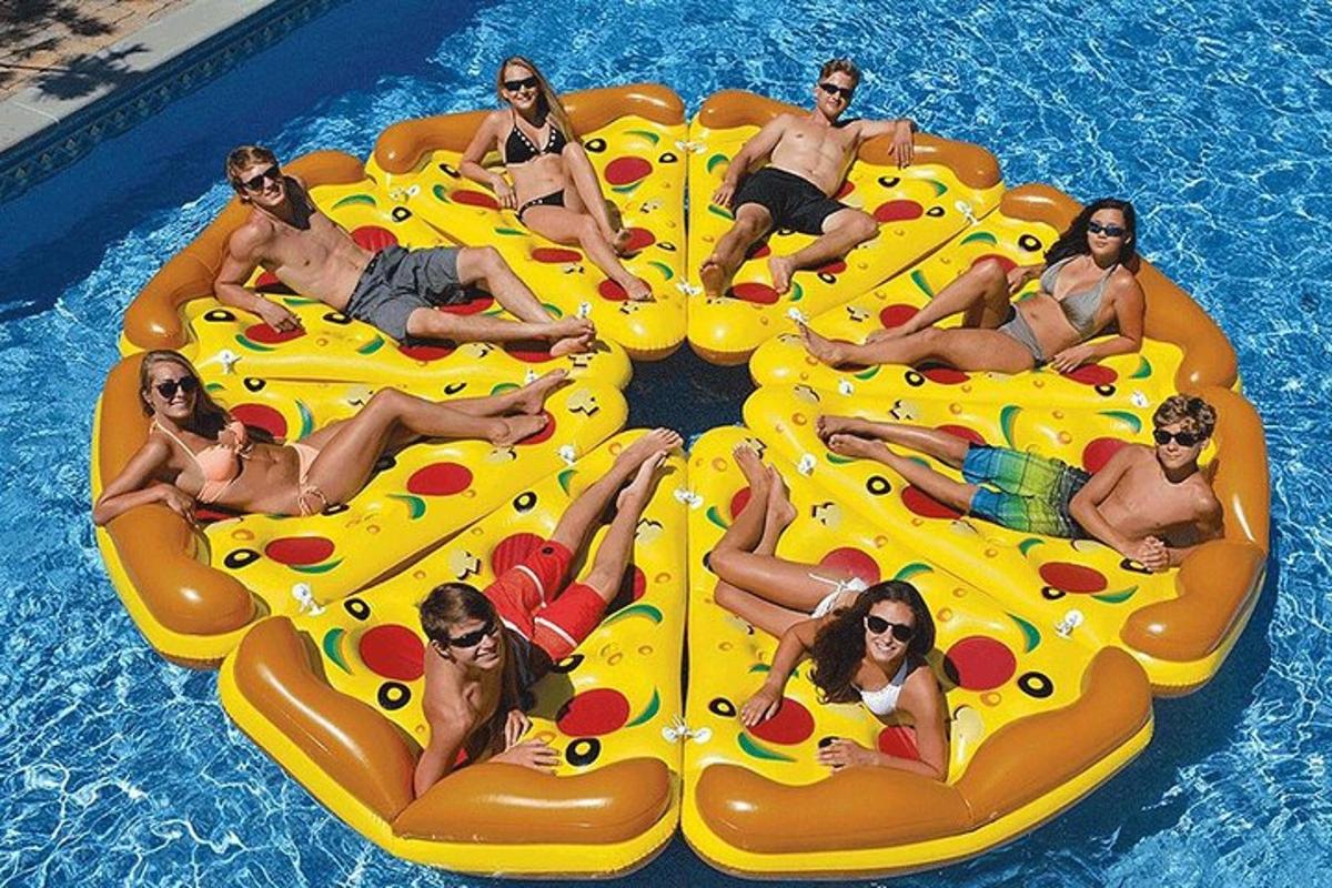 Un grupo de personas sentadas en una balsa en una piscina.