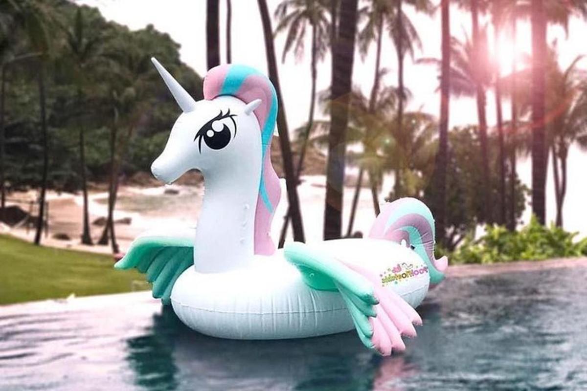 Un unicornio flotando en medio de una piscina.