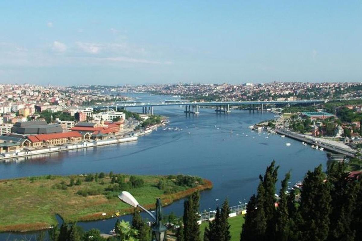 una vista d'un riu amb un pont i una ciutat
