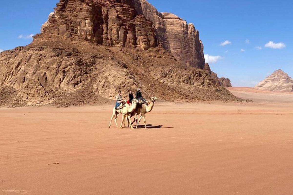 dues persones munten a cavall al desert