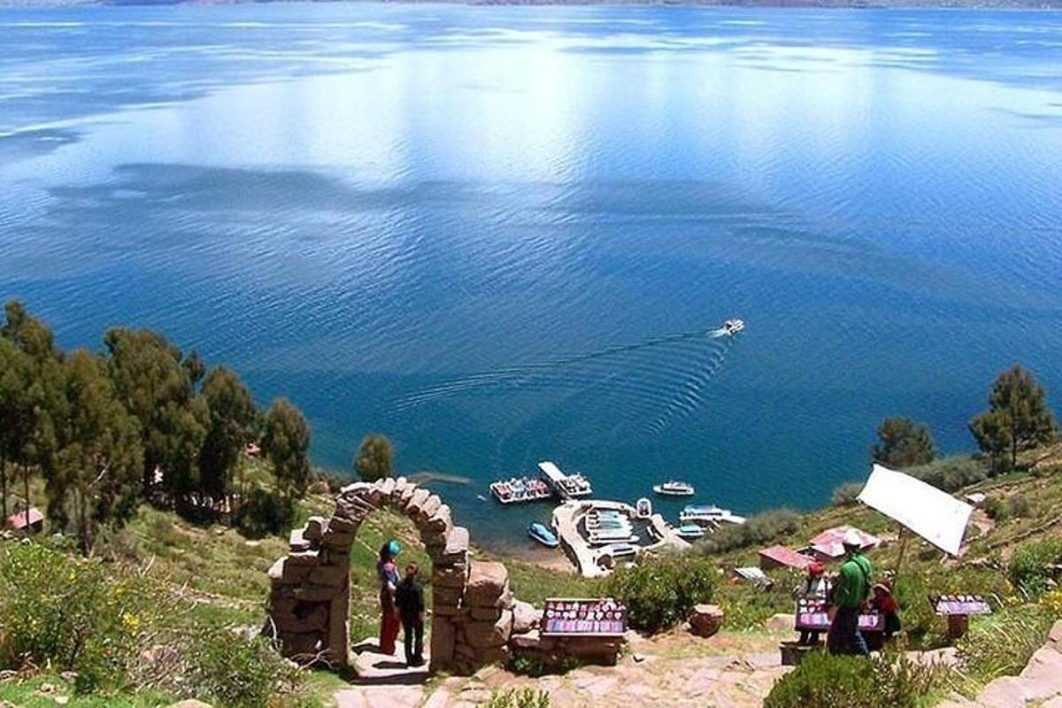 un gruppo di persone in piedi sulla riva di un lago
