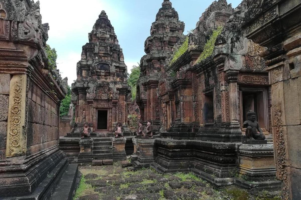 un gruppo di antichi edifici con persone al loro interno