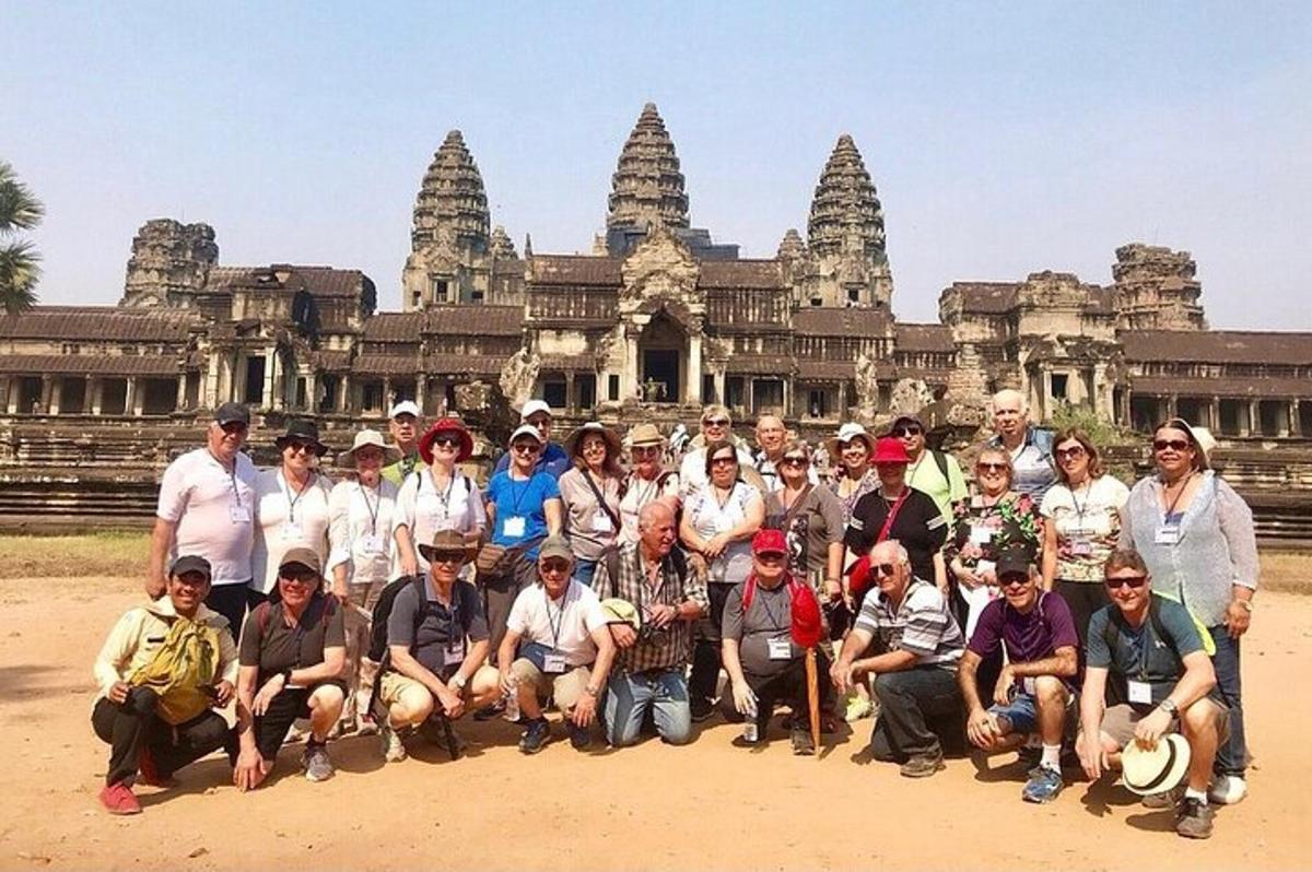 un grup de persones posant davant d'un edifici