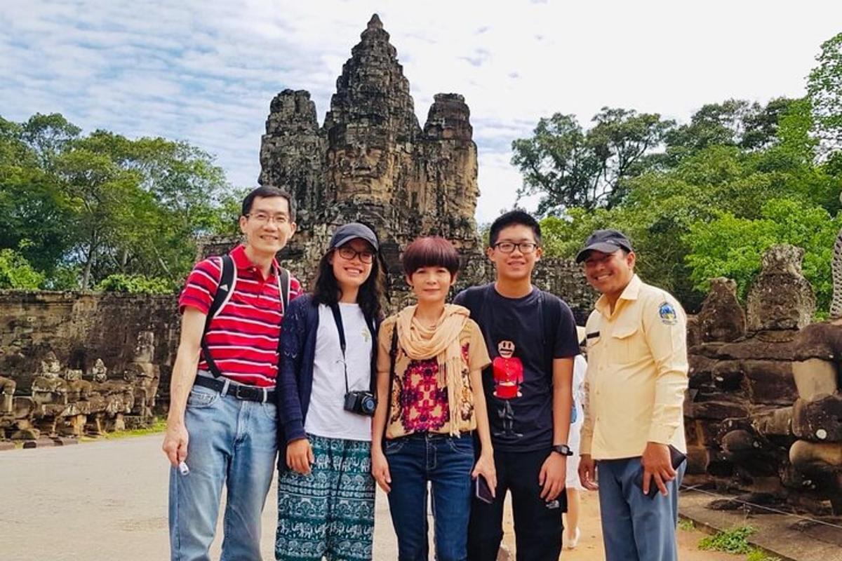 un grup de persones dempeus davant d'un temple