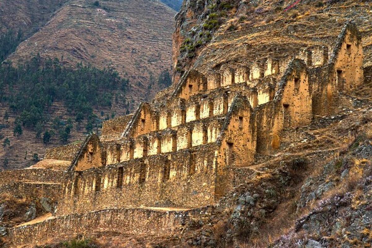 un edifici al vessant d'una muntanya