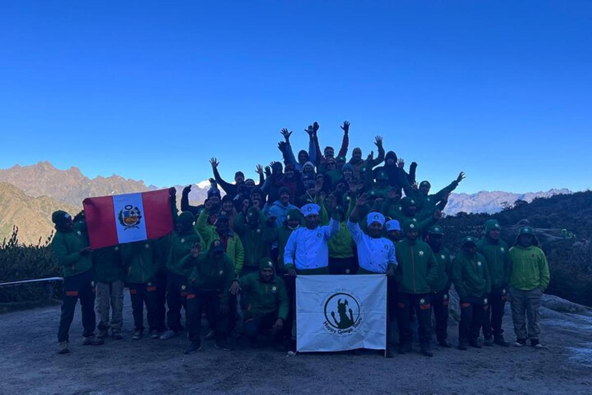 sekelompok orang berpose untuk berfoto dengan bendera