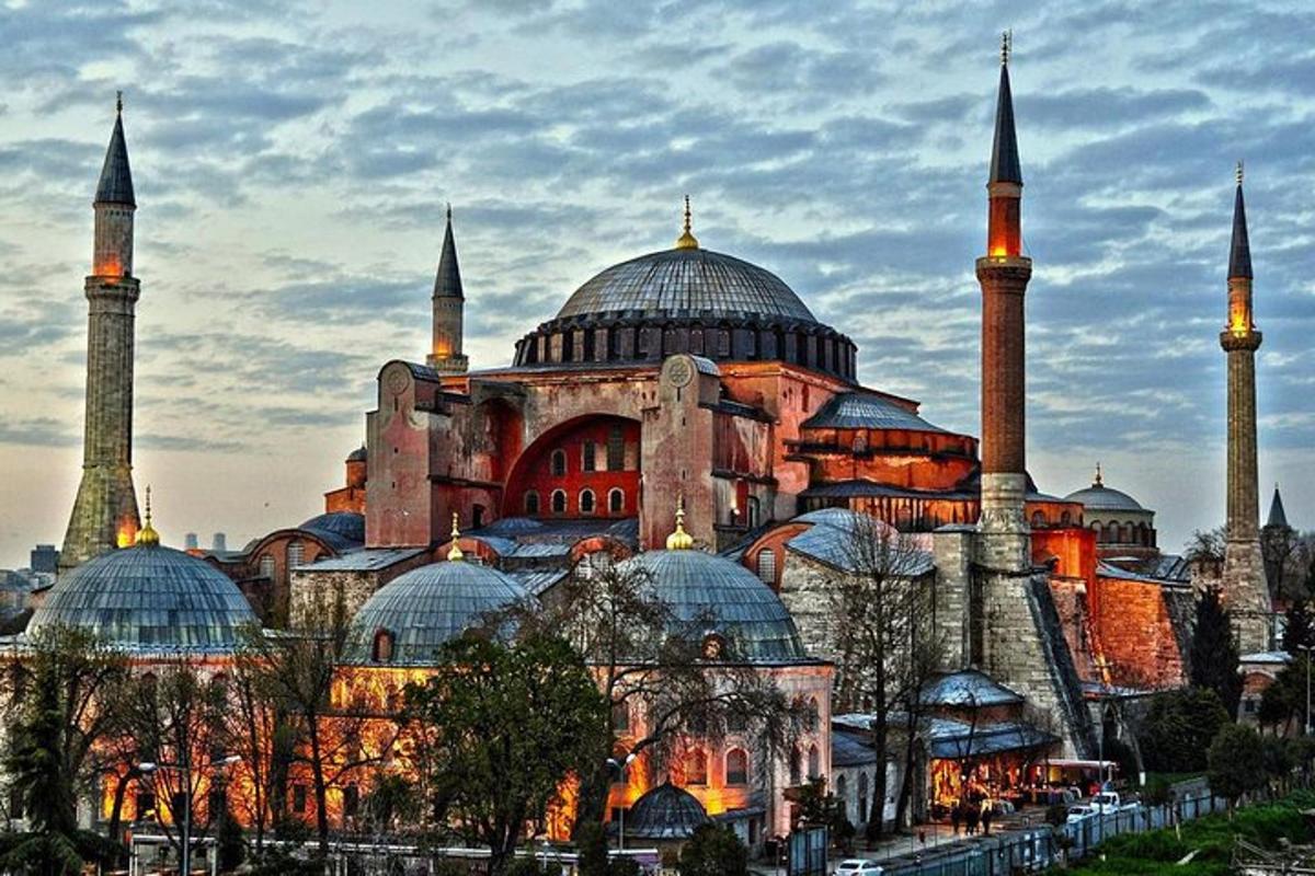 un grande edificio con cupole e moschee in una città
