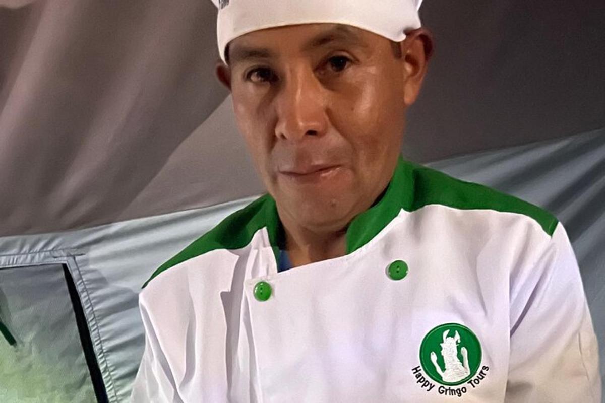 seorang pria mengenakan seragam koki dan topi