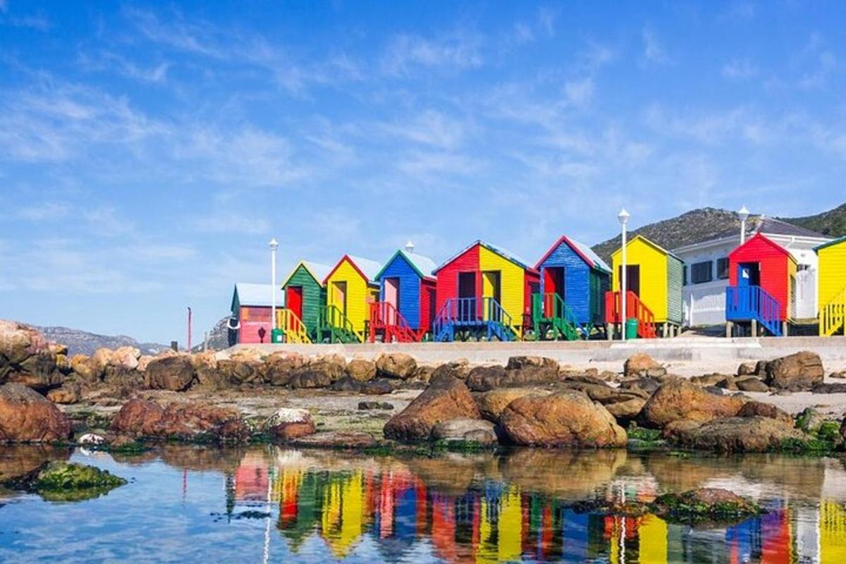 una hilera de casas coloridas junto a un cuerpo de agua