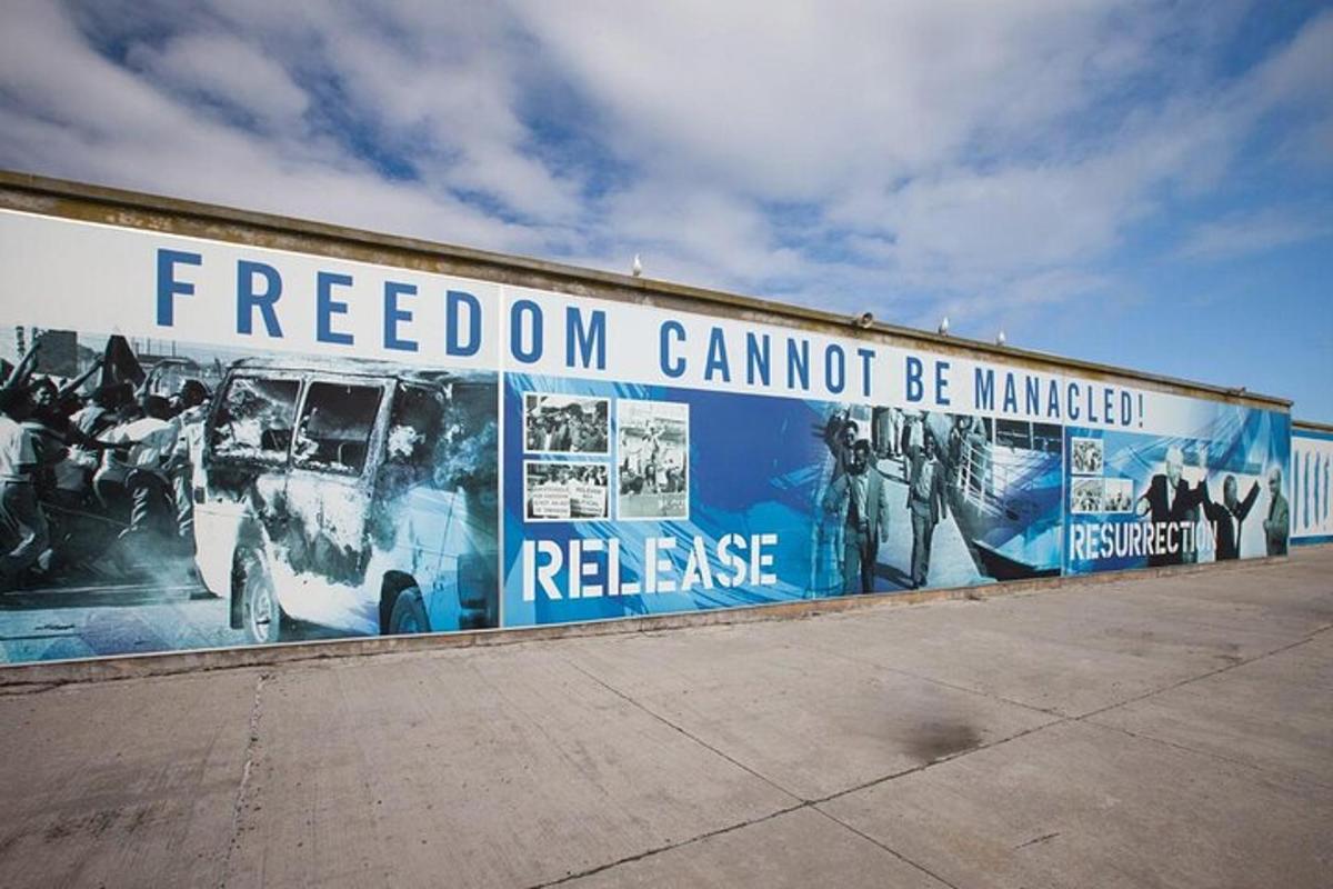 un mural en el costado de un edificio