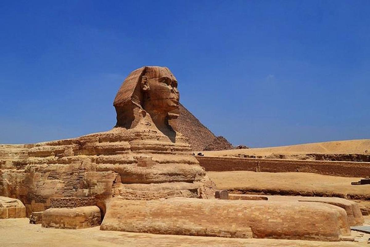 velká socha před pyramidou