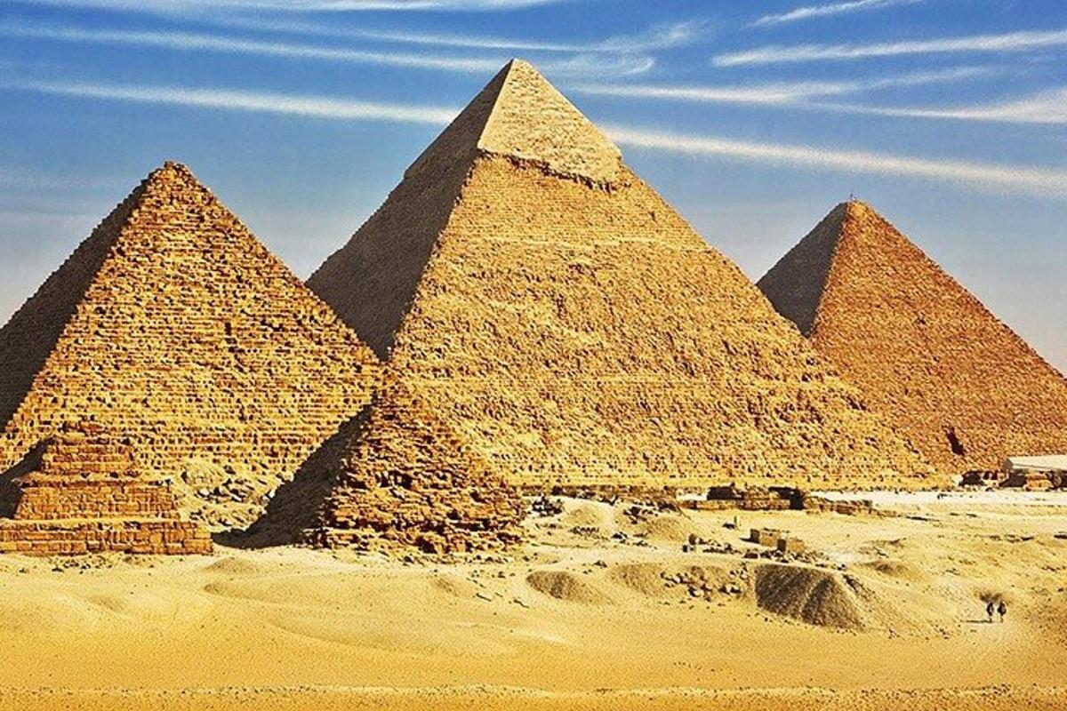 skupina pyramid stojící v poušti