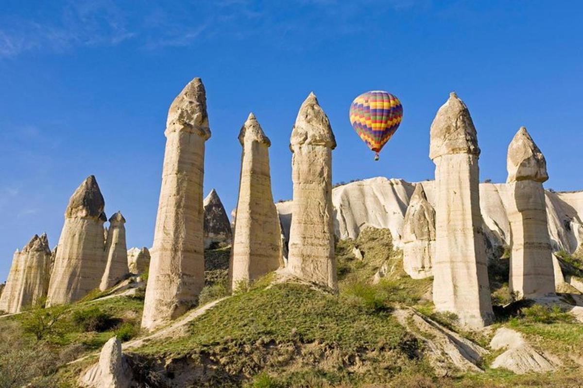 balon na vrući zrak leti iznad kamene formacije