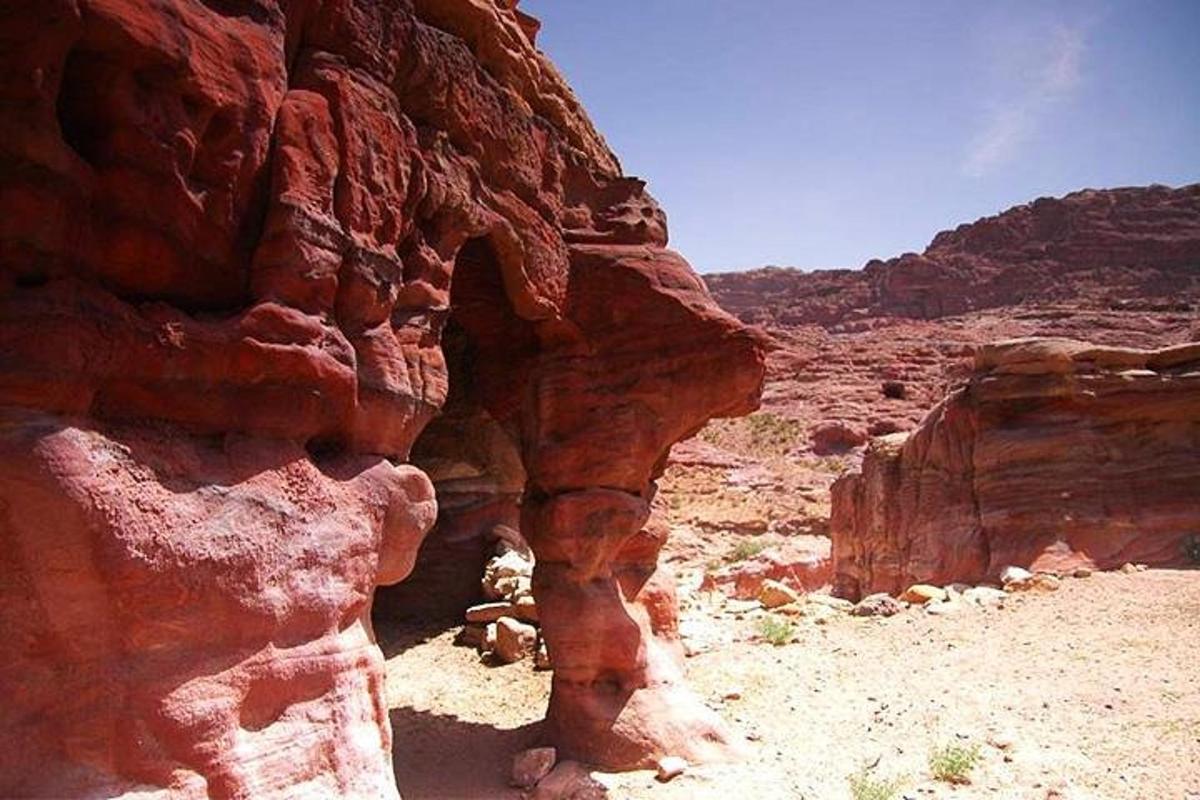 una formación rocosa en un cañón en el desierto
