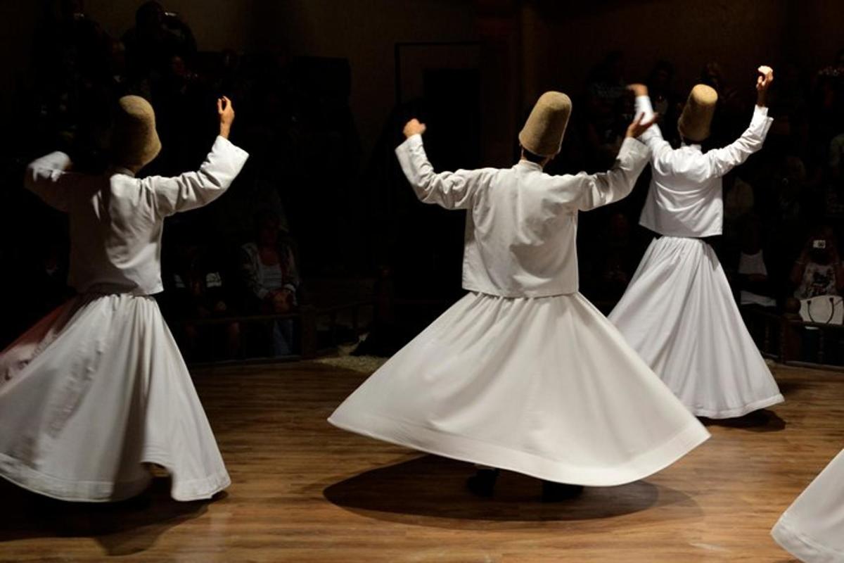 tres dones amb faldilles blanques ballant en una pista de ball