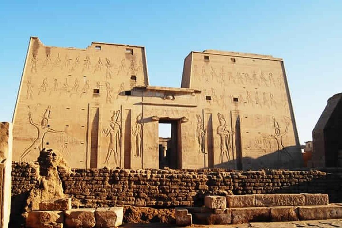 un antico edificio con una scritta sul lato