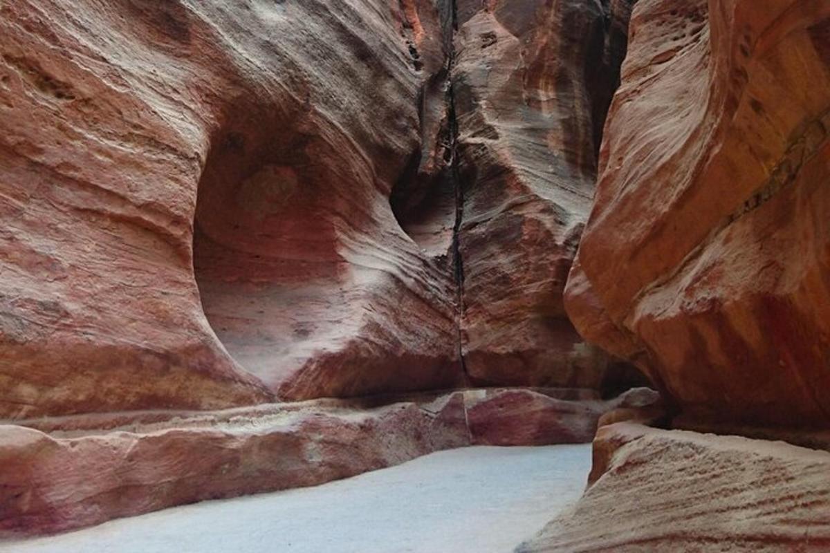 Una vista de un cañón de ranura en el desierto