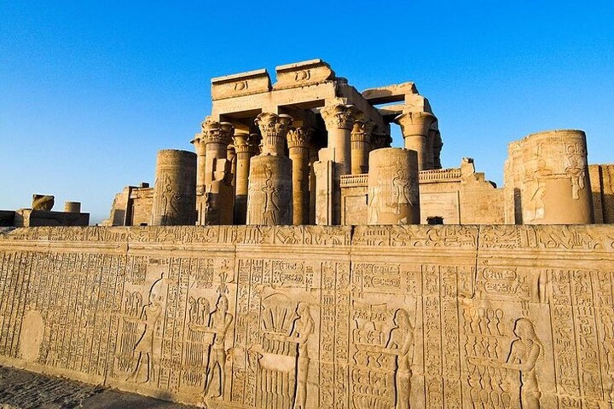 un muro con rilievi di fronte a un edificio