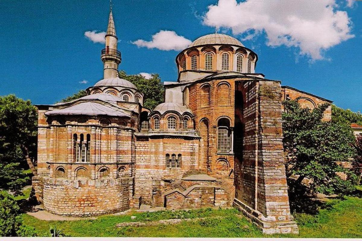 стара цегляна будівля з вежею на пагорбі