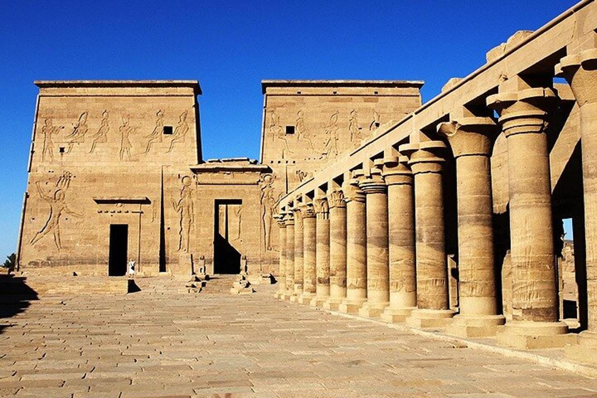 Un gran edificio con columnas en un patio.