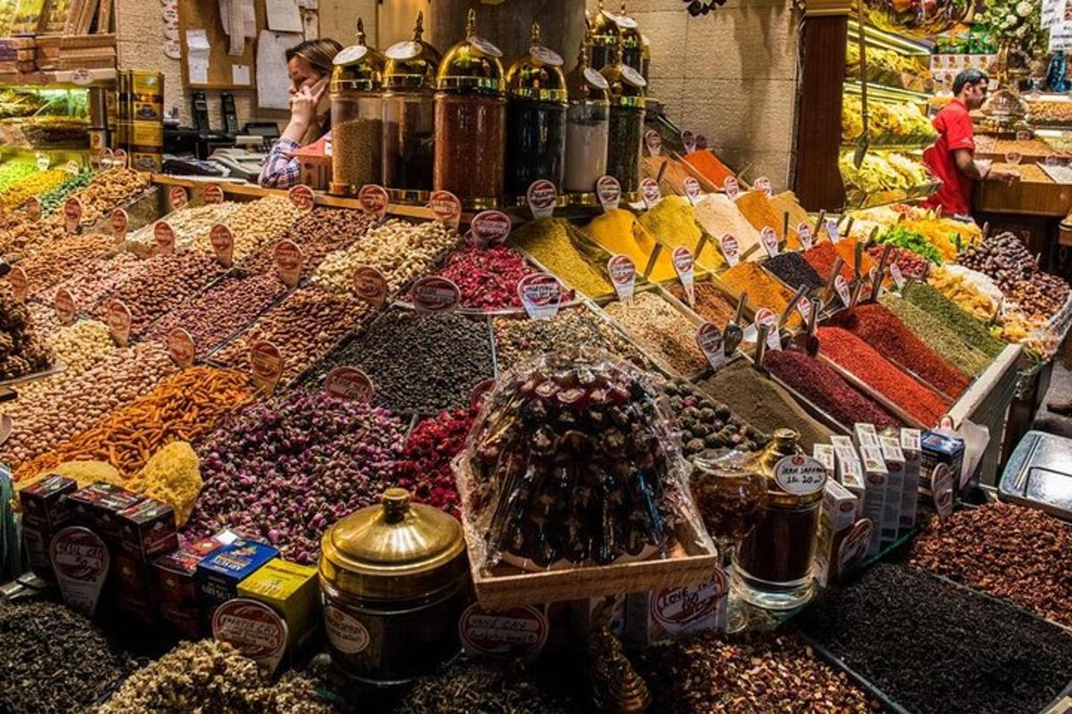 um mercado cheio de muitos tipos diferentes de comida