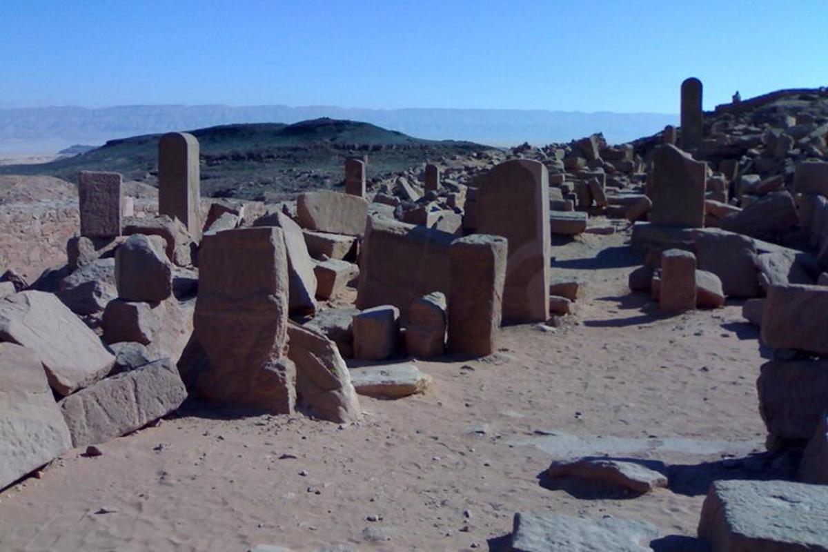skupina kamenných ruin v poušti