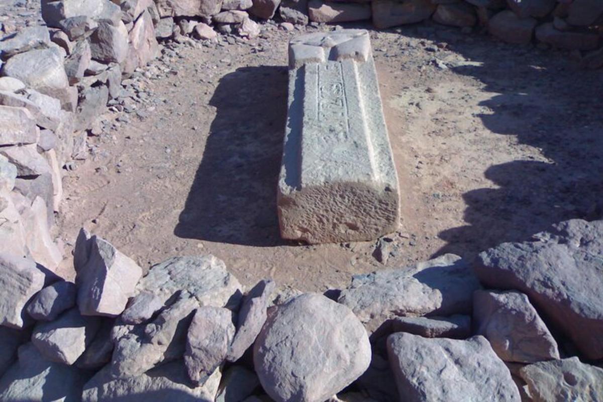 stoneolith sedící uprostřed hromady kamení
