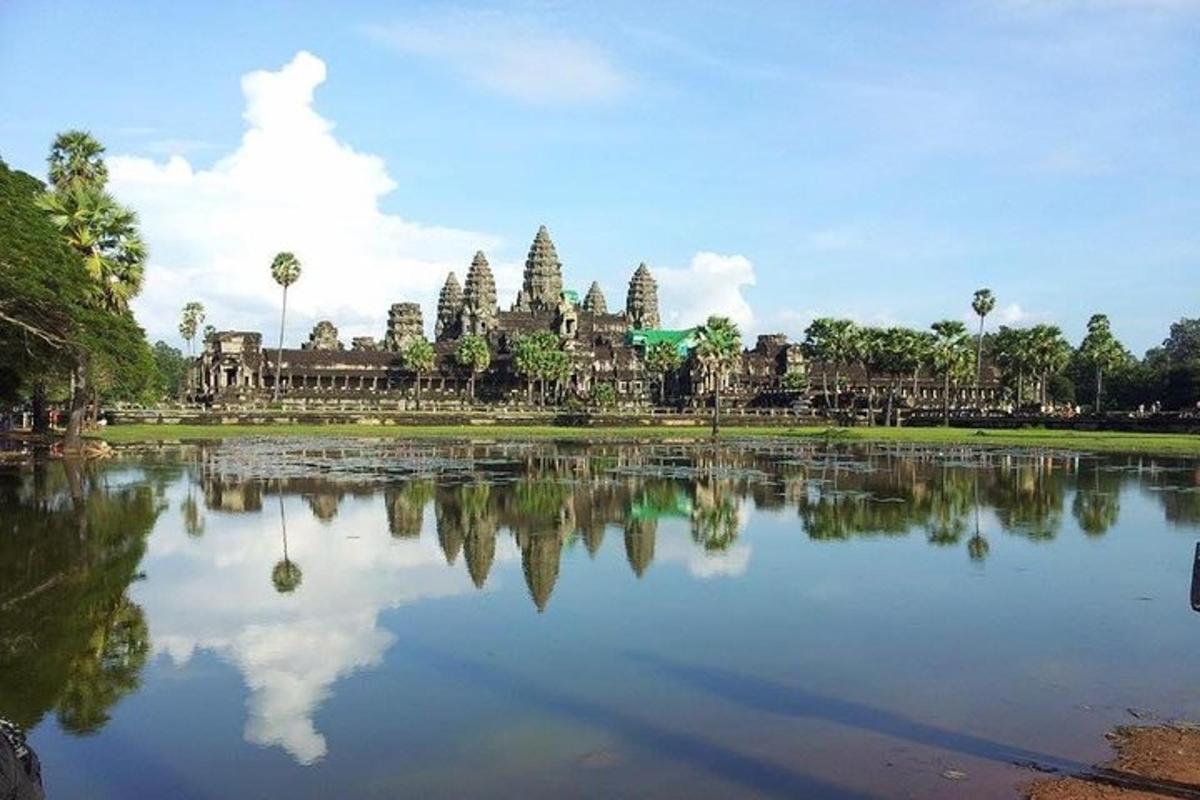 una vista d'un temple amb el seu reflex a l'aigua