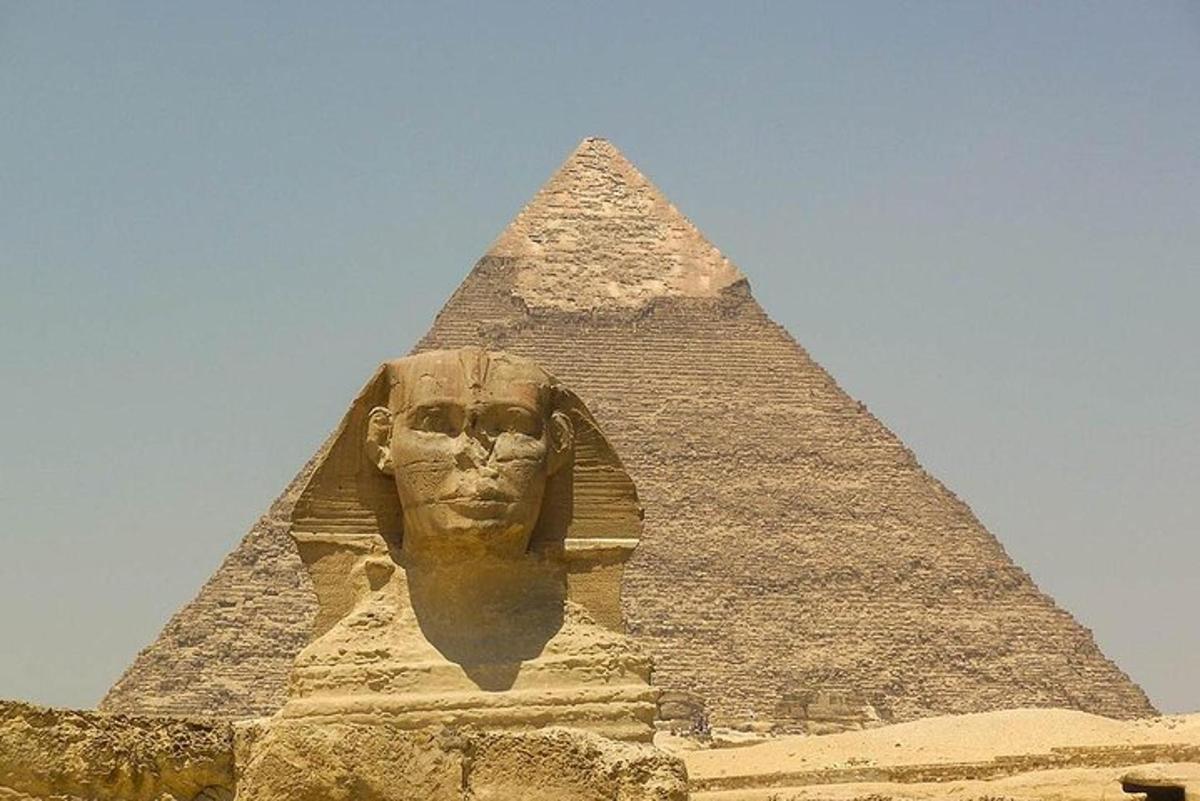 socha před pyramidou