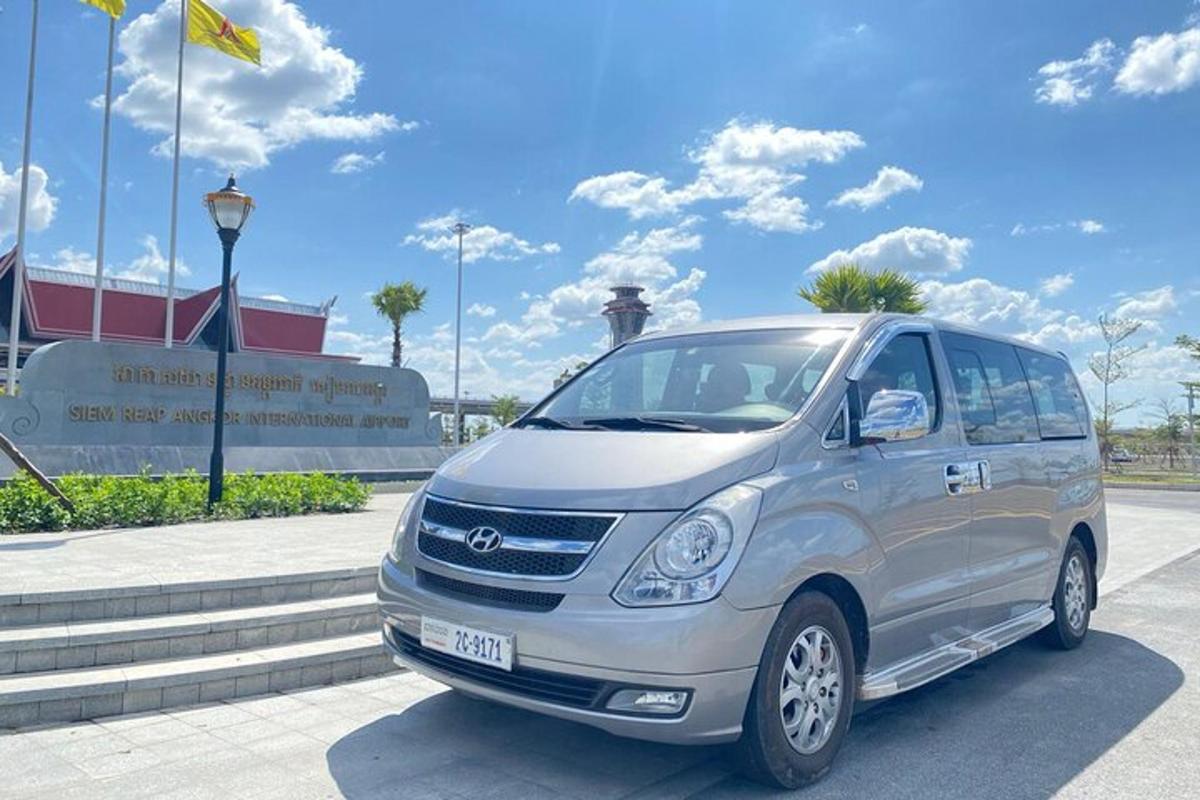 srebrn kombi parkiran na parkirišču