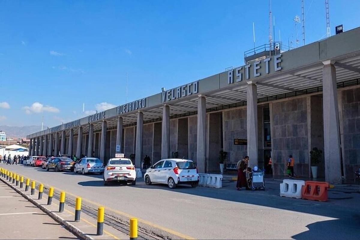 egy parkoló, ahol autók parkolnak egy repülőtér előtt