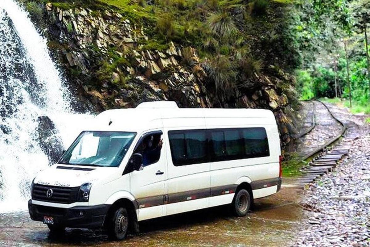 un furgone bianco parcheggiato davanti a una cascata