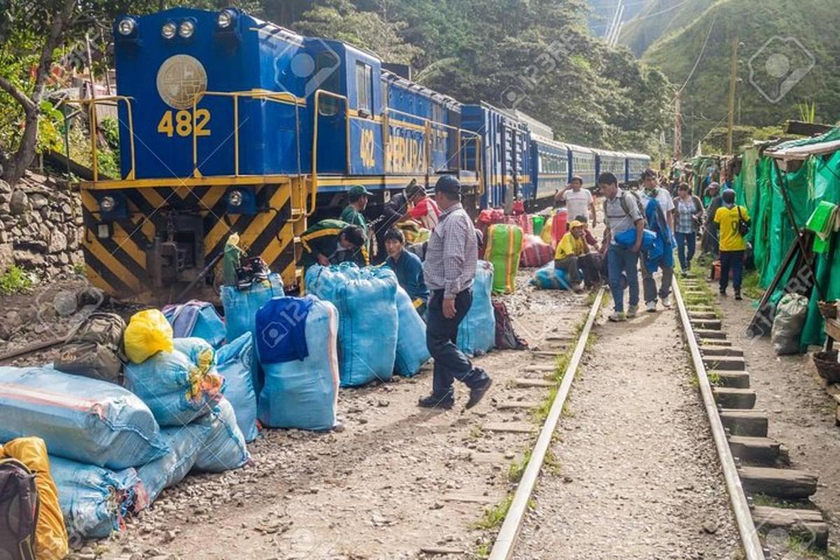 un gruppo di persone è in piedi accanto a un treno