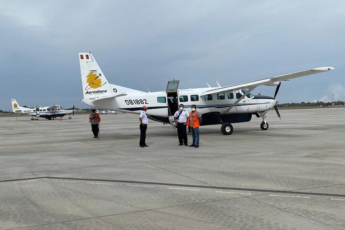 un grup de persones dempeus davant d'un petit avió