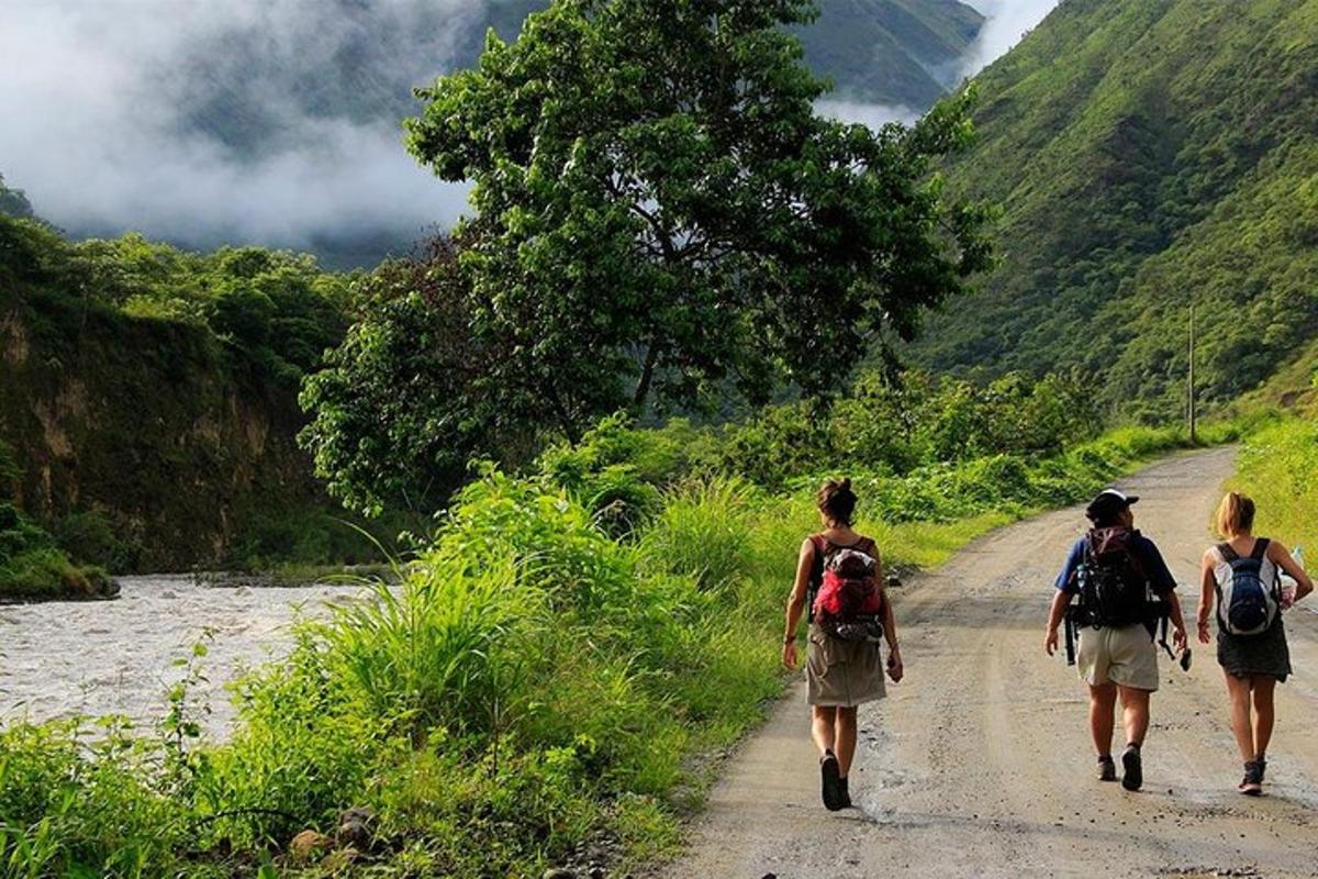 tre donne che camminano lungo una strada sterrata