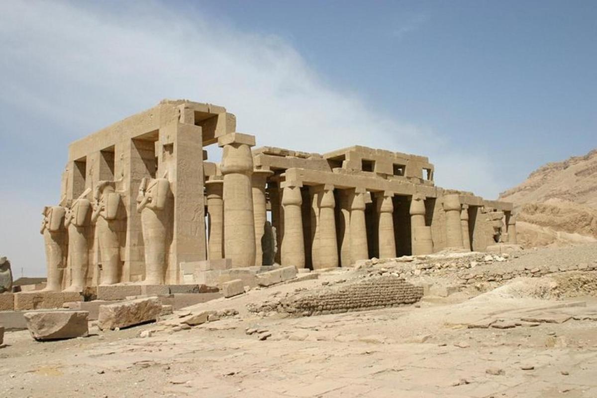 Un antiguo edificio con columnas en el desierto.