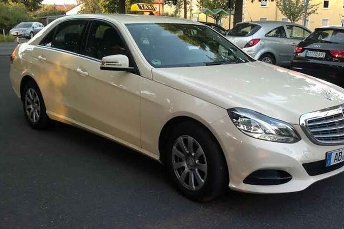 sebuah kereta putih diletakkan di tempat letak kereta