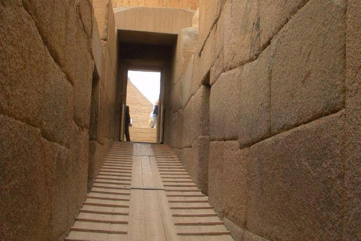 un vicolo con un muro di pietra e una porta