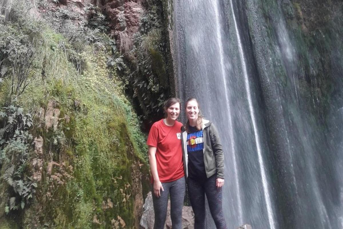 due persone in piedi davanti a una cascata