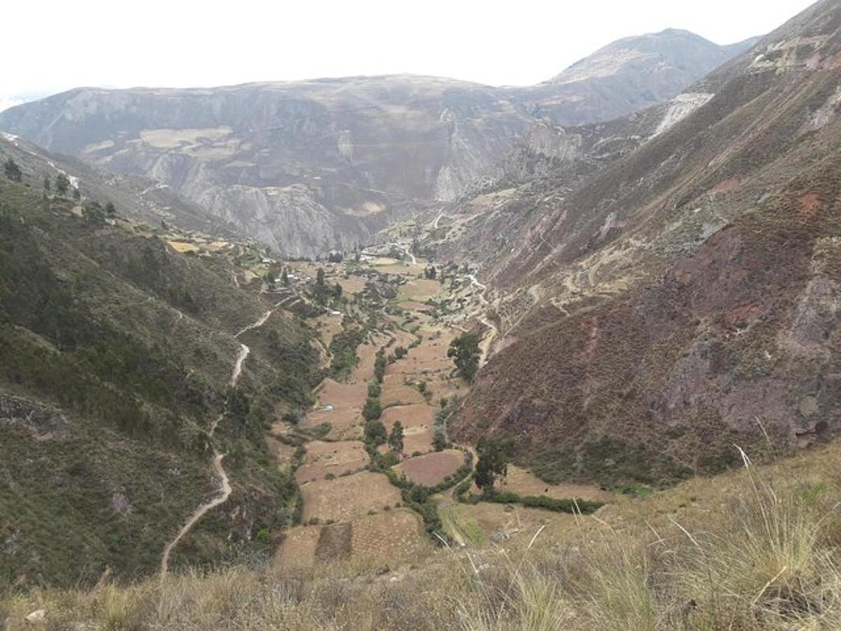 una vista de un valle en las montañas