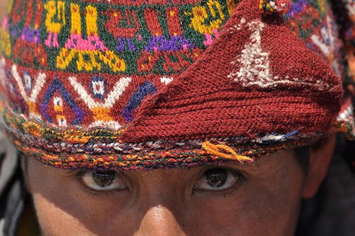 una donna che indossa un cappello di lana in testa