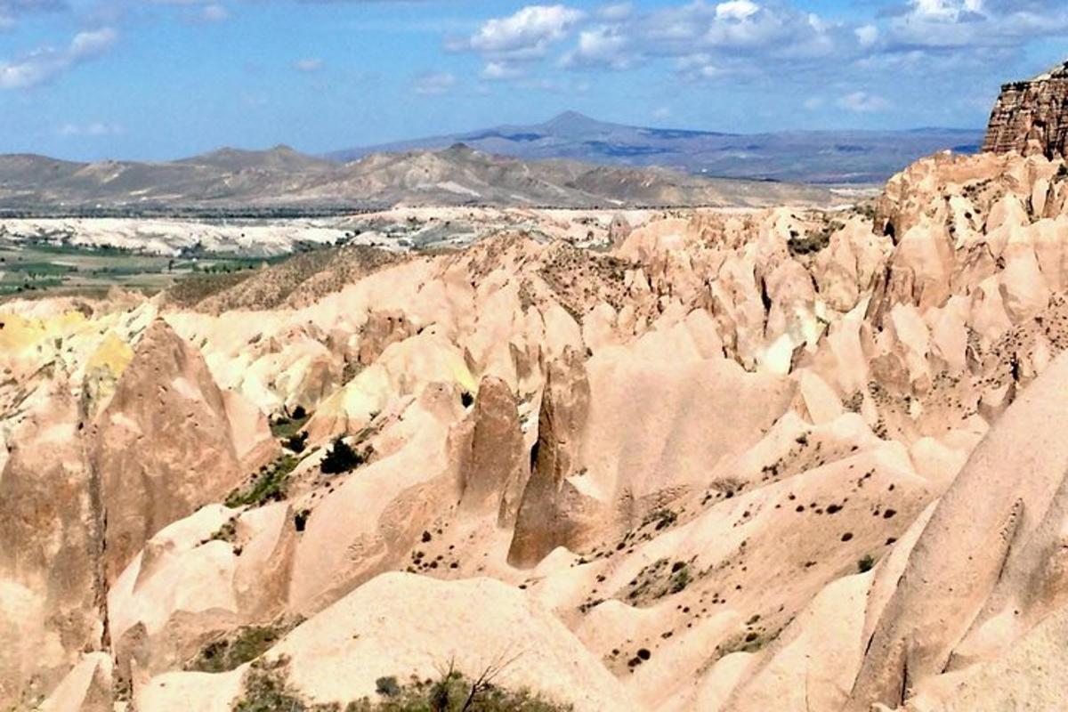 pemandangan gunung berbatu dengan latar belakang gunung