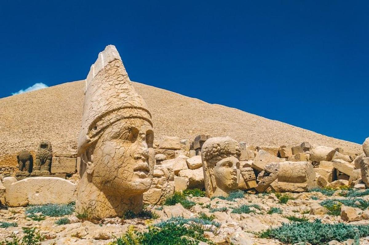 تمثال لرؤوس أمام هرم