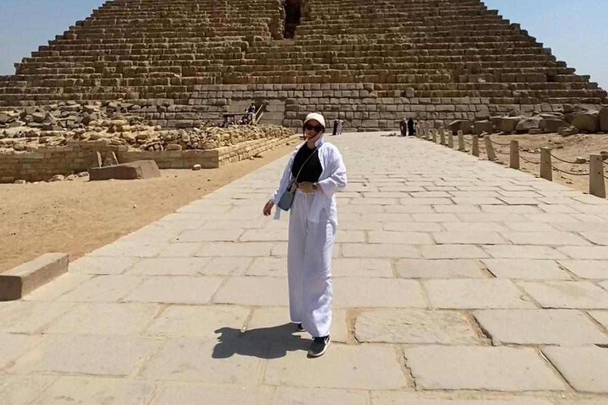muž stojící před pyramidou