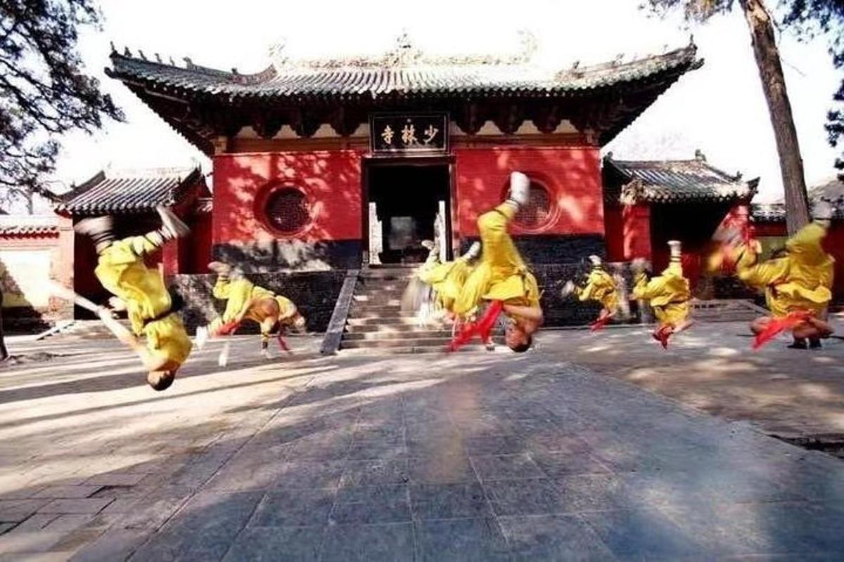 一群人在建筑物前跳舞