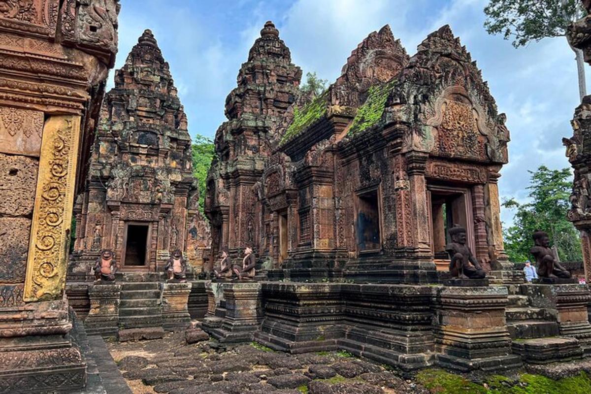 วัดในเมืองแห่งหนึ่งในเอเชียที่มีผู้คนยืนอยู่รอบๆ